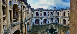 Panoramabild des Innenhofs des Convento de Cristo in Tomar, Portugal.
