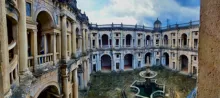 Panoramabild des Innenhofs des Convento de Cristo in Tomar, Portugal.